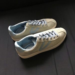 Tretorn grey + light blue suede tennis shoes